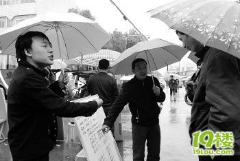 企业招工奇招频出 马路成了抢人战场-转贴