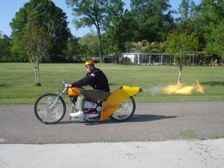 火焰逼退汽车摩托车喷出的火焰长达4.6米