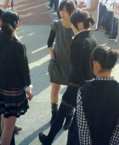 吊袜举牌女走红网络 吊袜举牌女图片 吊袜举牌