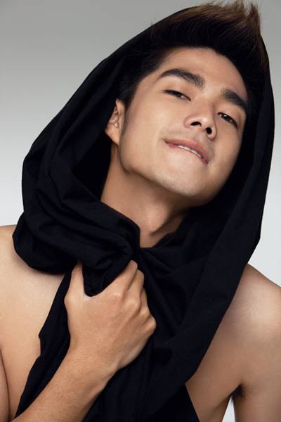 戚薇袁成杰首次裸妆出镜 激情洋溢演绎小幸福