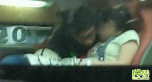 情侣 公交车上调情 遭偷拍,视频上传网络引争议