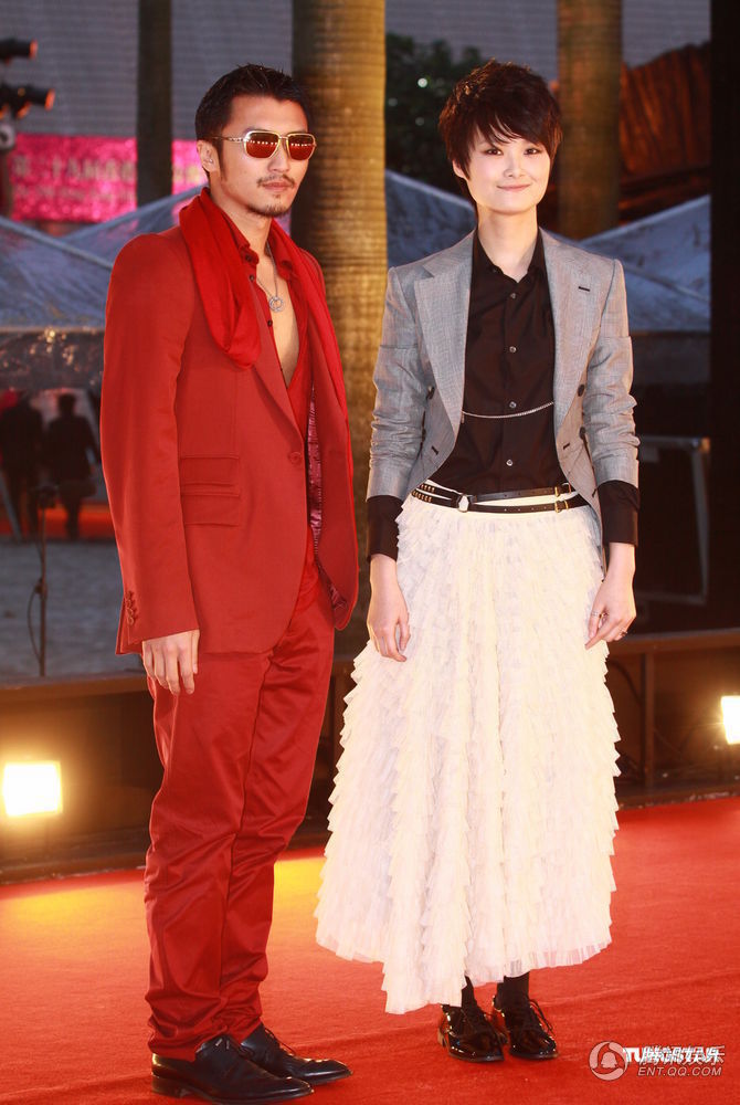  李宇春 白色长裙走红毯 红妆献唱《 粉末 》备受