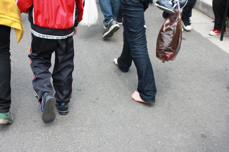 一帅哥逛到脱鞋--第六届动漫节归来大片上场-其