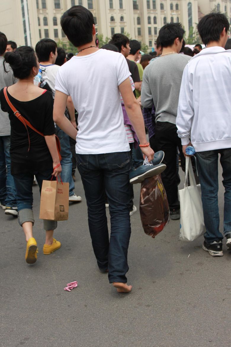 一帅哥逛到脱鞋--第六届动漫节归来大片上场-其