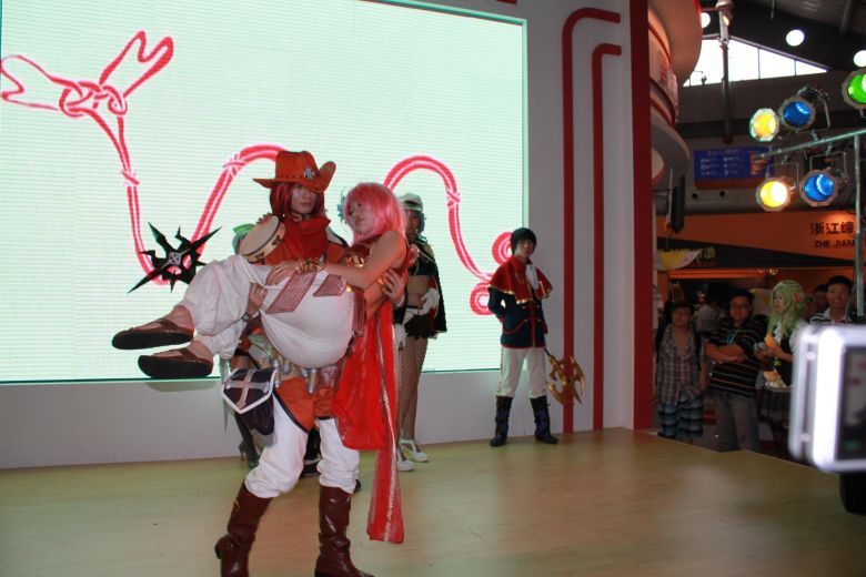 一帅哥逛到脱鞋--第六届动漫节归来大片上场-其