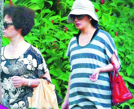 【亲子视觉特搜队】--赵薇产女后亮相成焦点-孩