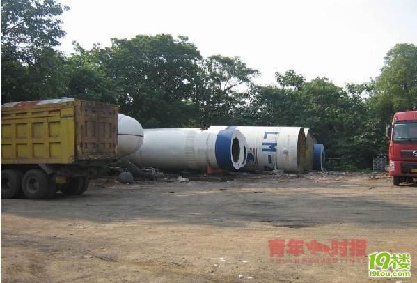 衡阳某汽车修理厂惊现运载火箭-早知道-杭州1