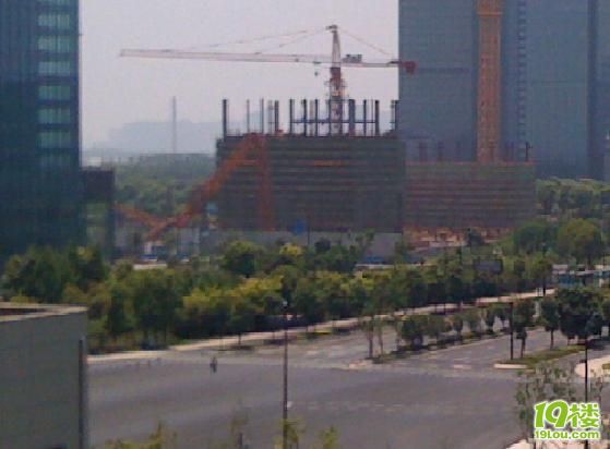钱江新城一建设工地,塔吊倒了~~-草根消息-杭州
