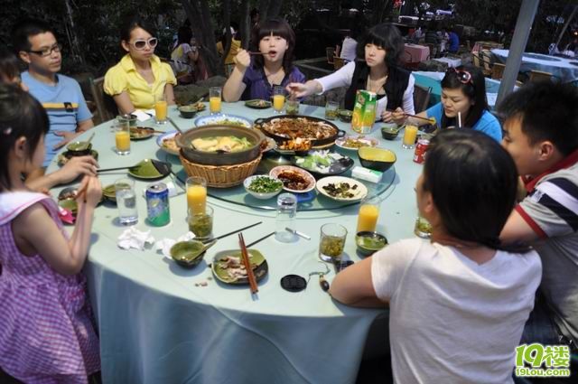 2010年塘西采枇杷晚上龙井山庄吃饭活动照片