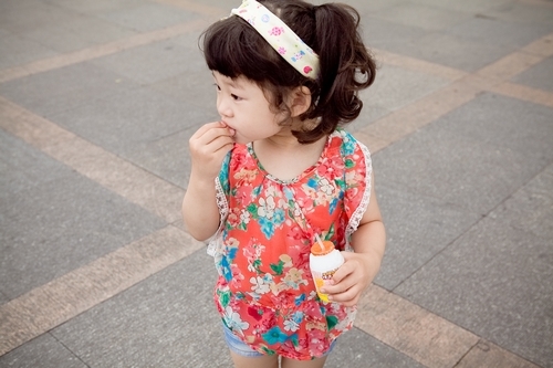 潮宝辣妈秀出来- 宝贝小卷毛的可爱夏装街拍秀