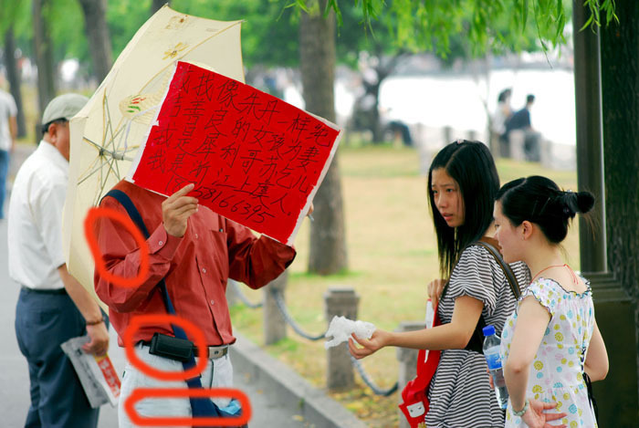 要认马云为爹、娶朱丹为妻的神秘男子露脸开心