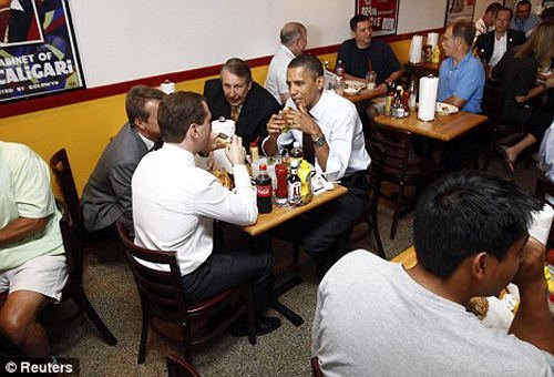 奥巴马邀梅德韦杰夫街头吃汉堡 旁边顾客镇静