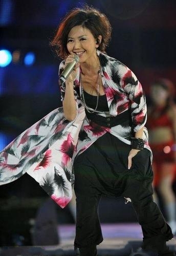 【1队】孙燕姿坐“人肉椅”秀美胸 罗大佑助阵慈善行-八卦田-杭州19楼