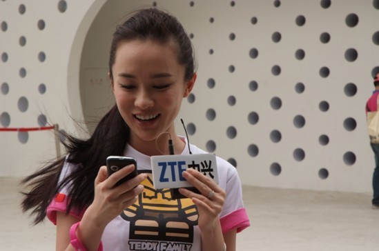 《精武英雄》女主演参与世博明星志愿者 被老