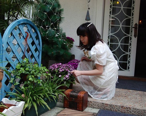 支口红、一双高跟鞋、一条连衣裙,女孩变成了