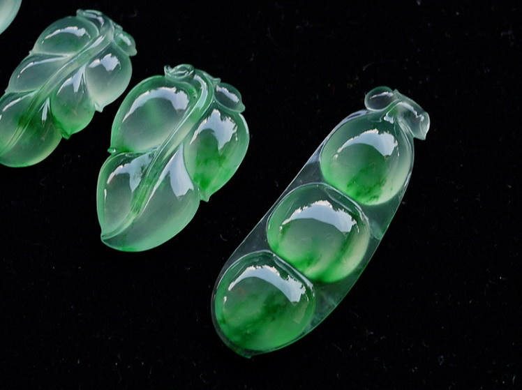 ◆传世◆--天然翡翠阳绿水滴+收藏级挂件