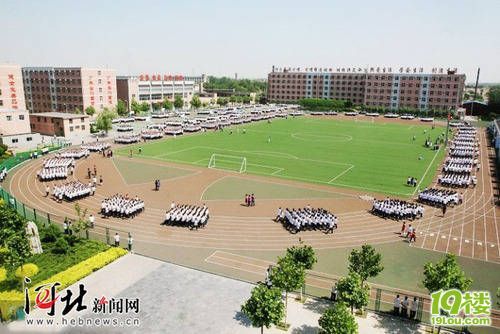 河北一中学跑操画面如阅兵(视频)-转贴之王-杭