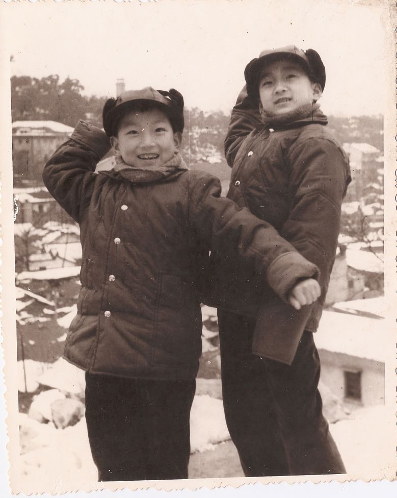 兄弟的老照片(约1982摄于城隍山)-边走边拍-杭