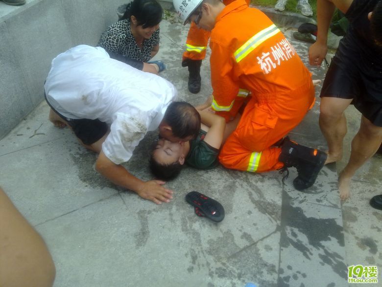 在滨康路亲眼看到小伙子溺水身亡,心情很沉重