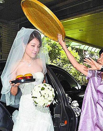 蔡依林微露乳沟伴姐姐出嫁 誓言五年内完婚(组