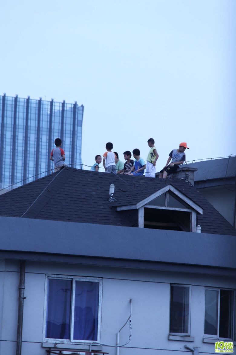 危险!一群小朋友在七楼楼顶上追跑玩耍!-挺急的