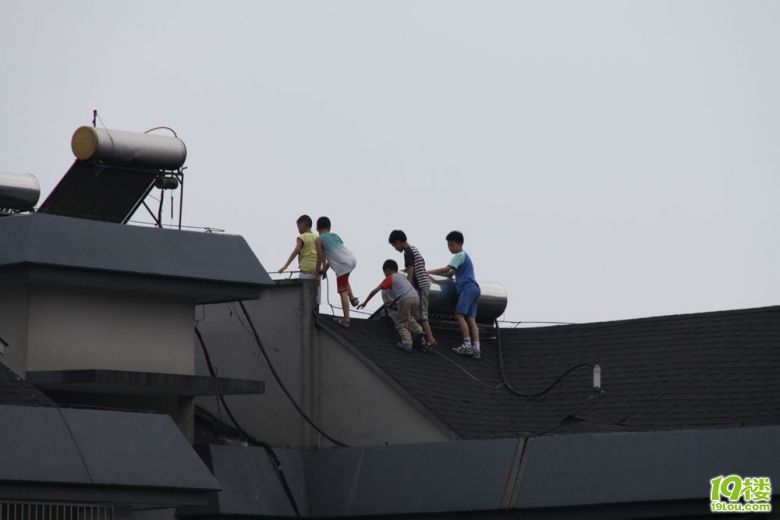 危险!一群小朋友在七楼楼顶上追跑玩耍!-挺急的