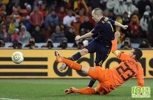 世界杯-西班牙1-0荷兰捧杯 伊涅斯塔加时绝杀-