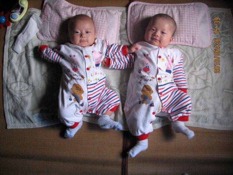 双胞胎女儿满月照-妈咪宝宝秀-杭州19楼