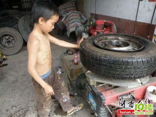 贵州现10岁男童汽修工 已5年工龄技术娴熟(图