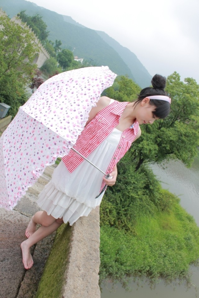 撑粉色伞的女孩-边走边拍-杭州19楼