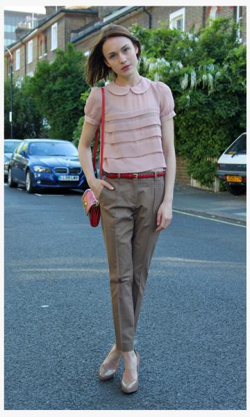 夏日米色&驼色裤子搭配-咖啡大教室-杭州19楼