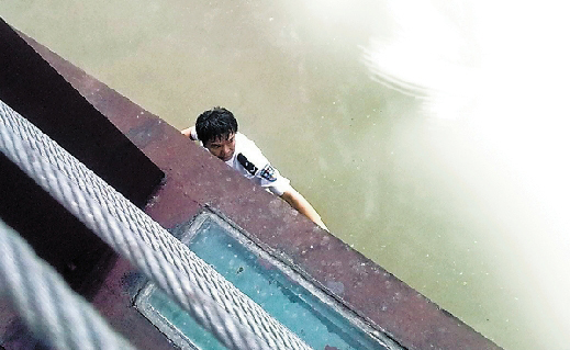 54岁的宁波交警支队副支队长三江口跳水救人