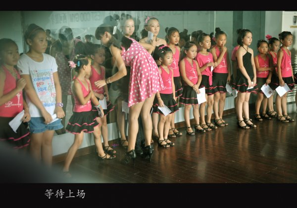 跳拉丁舞的孩子們