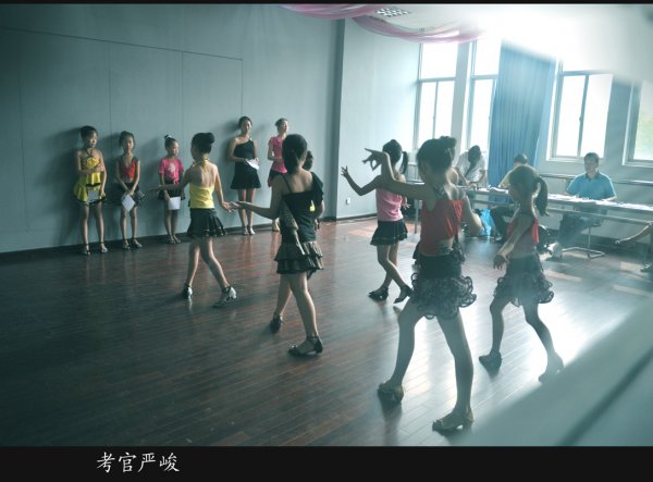 跳拉丁舞的孩子們