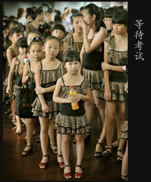 跳拉丁舞的孩子們