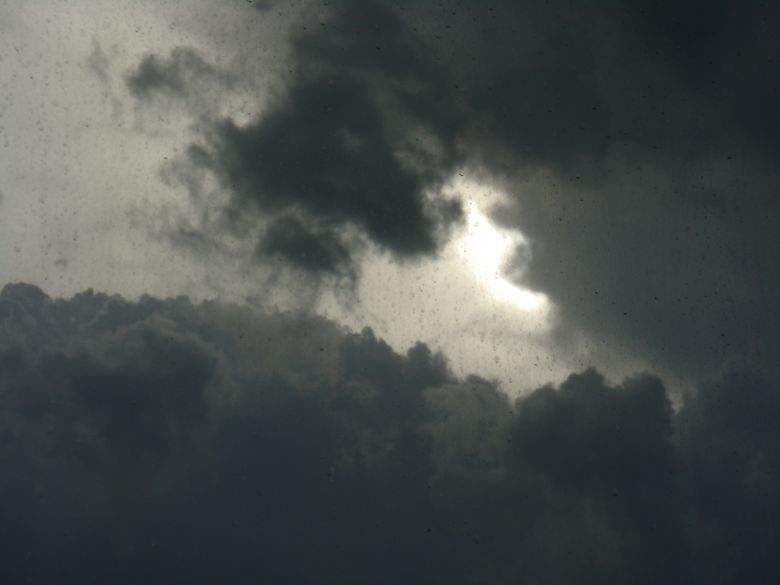 一阵妖风,杭州天空真可怕~!