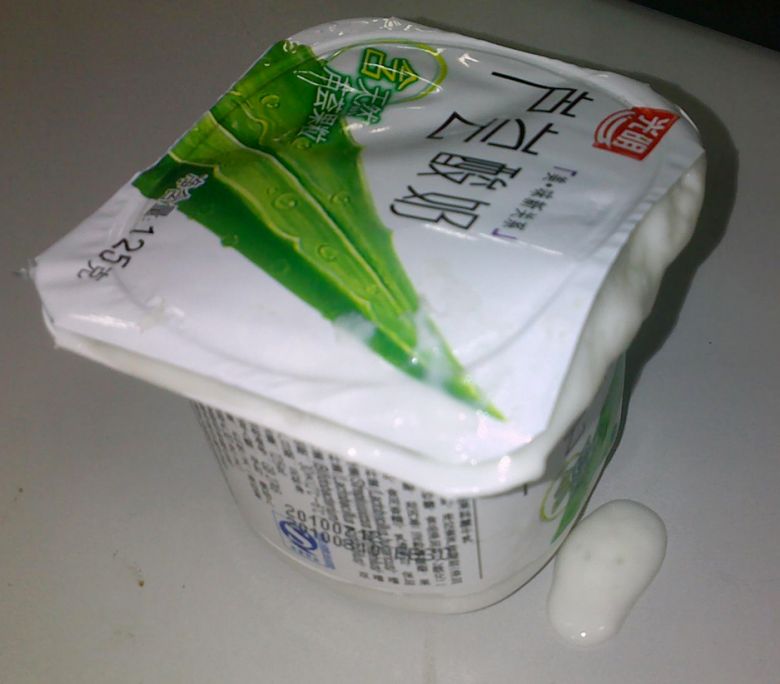 打开光明芦荟酸奶,喷得我手上都是,酸奶也会爆