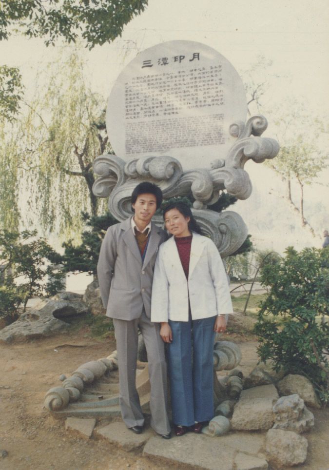 我爸妈年轻时候在西湖畔的合影-边走边拍-杭州