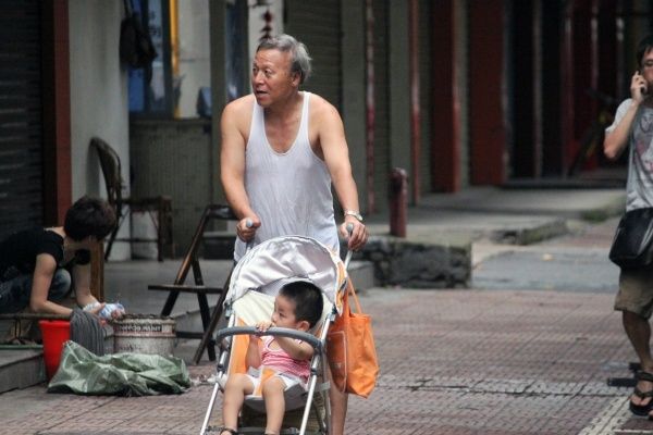 街拍杭州,无控无<em>美女</em>,仅仅是真实的生活-边走边