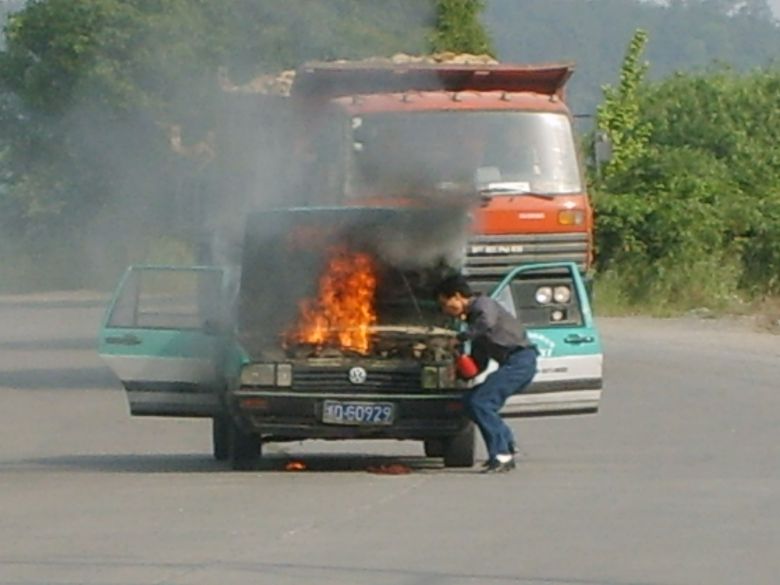 提醒司机们注意 定期检查灭火器,可以减少很多