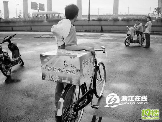 80后小伙自制冰棍车 广告词很妙:卖回忆的小冰
