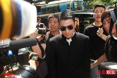 戴思聪今日出殡 刘德华送行陈晓东下跪(图)-八