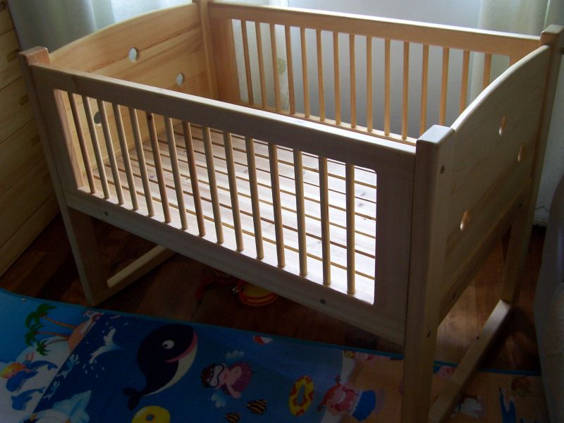 9成新实木婴儿床