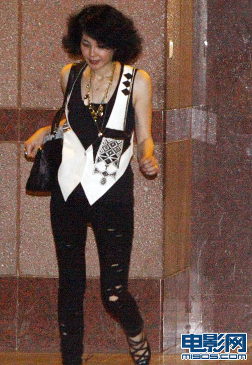 【1队】王菲撇老公赴好友生日 当众亲手喂刘谦