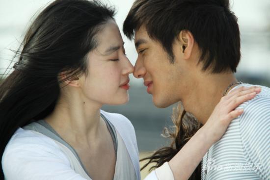 【1队】《恋爱通告》 刘亦菲王力宏吻戏成焦点