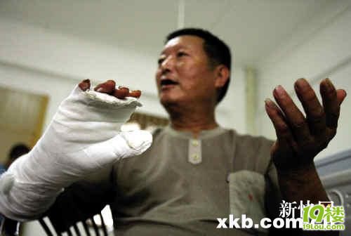  员工 因被炒扣钱 刺死主管  保安手筋被砍断(组图