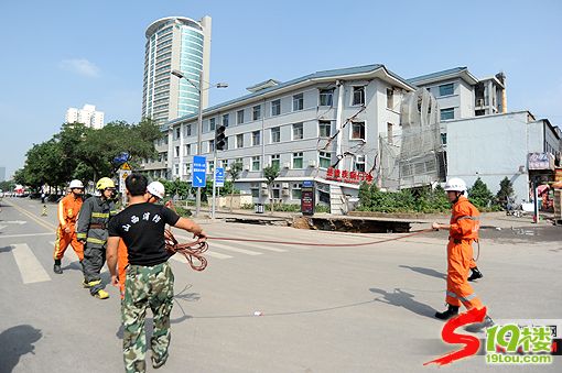 山西省人民医院门前地陷 一座门诊楼坍塌(图