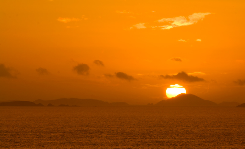 太阳从海上冉冉升起