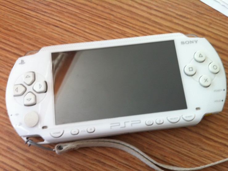 PSP1006白色8G内存,8.5新 900出手,接受小刀
