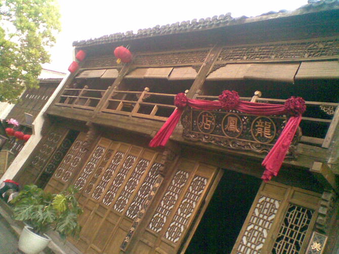 原来电影《龙凤店》的大部分场景都是在,横店